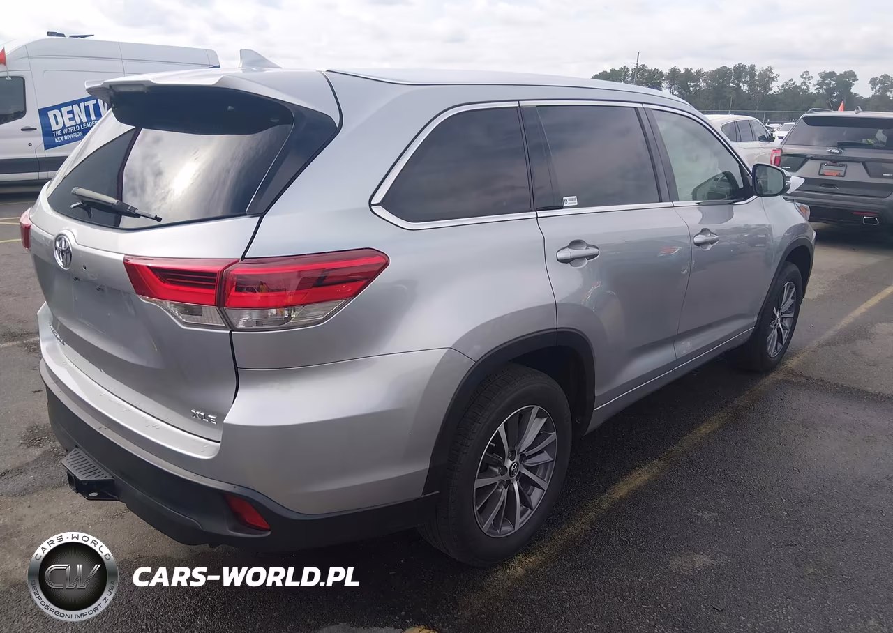 2018 Toyota Highlander Xle VIN:5TDKZRFH8JS545555 - 4