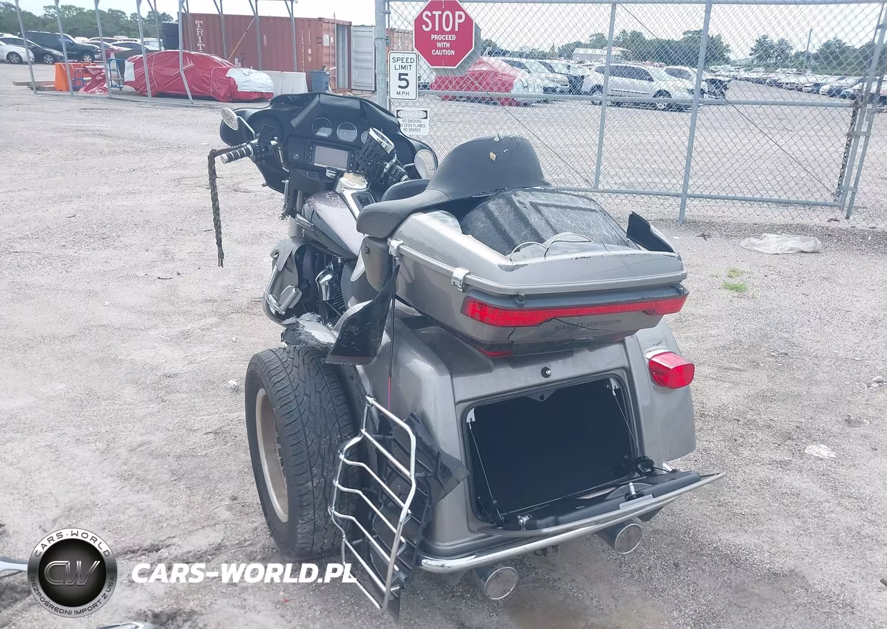 2017 Harley-Davidson Flhtcutg Tri Glide Ultra VIN:1HD1MAD18HB861152 - 3