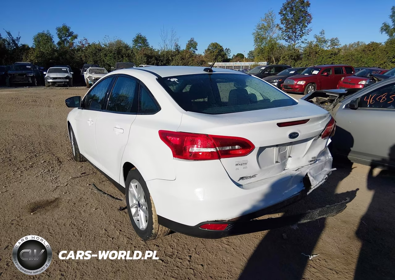 2015 Ford Focus Se VIN:1FADP3F2XFL363376 - 3