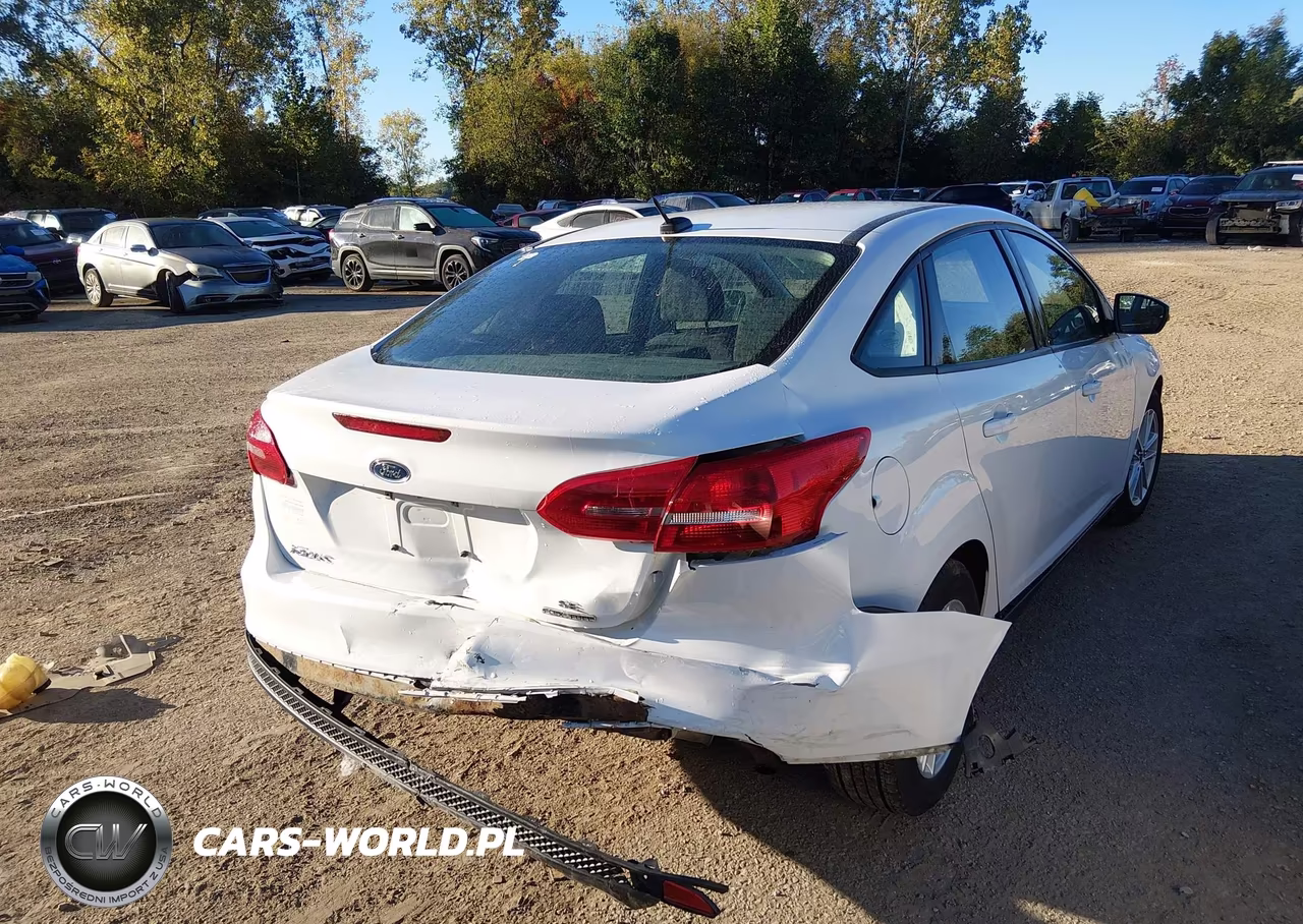 2015 Ford Focus Se VIN:1FADP3F2XFL363376 - 4