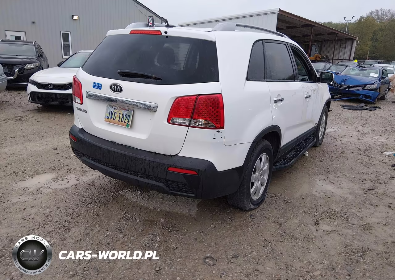 2011 Kia Sorento Lx V6 VIN:5XYKTDA21BG124329 - 4