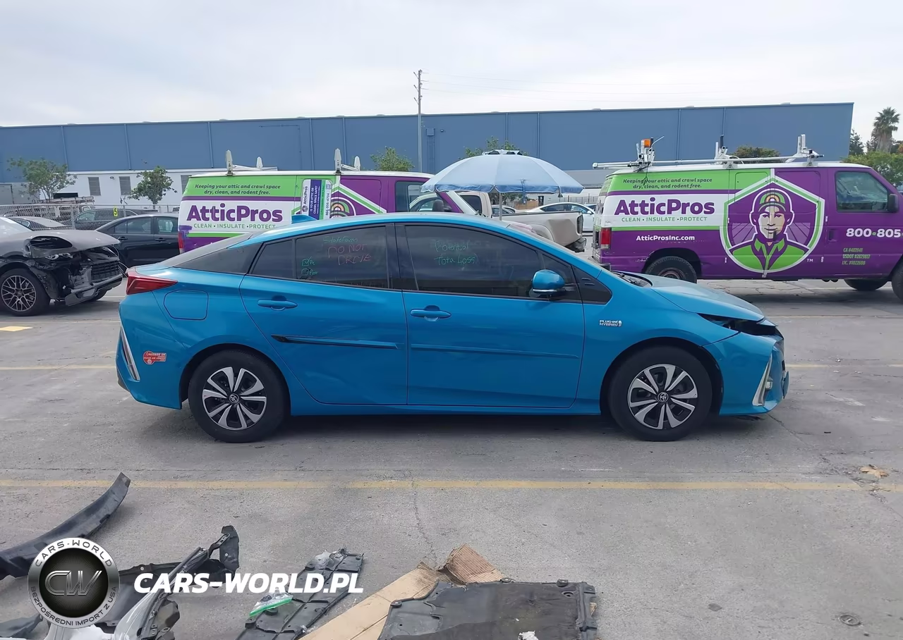 2017 Toyota Prius Prime Advanced VIN:JTDKARFP8H3016682 - 14