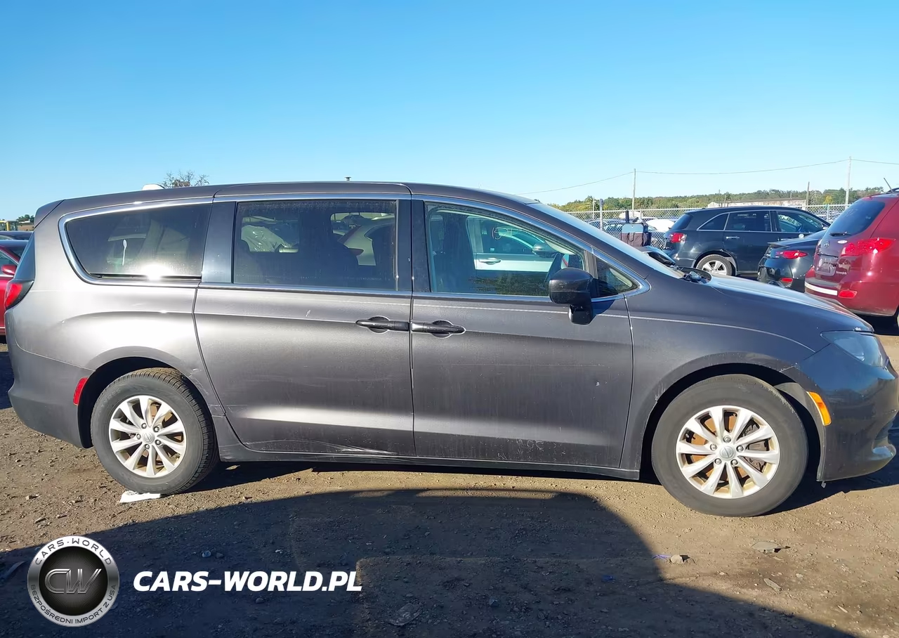 2017 Chrysler Pacifica Touring VIN:2C4RC1DG5HR578947 - 14
