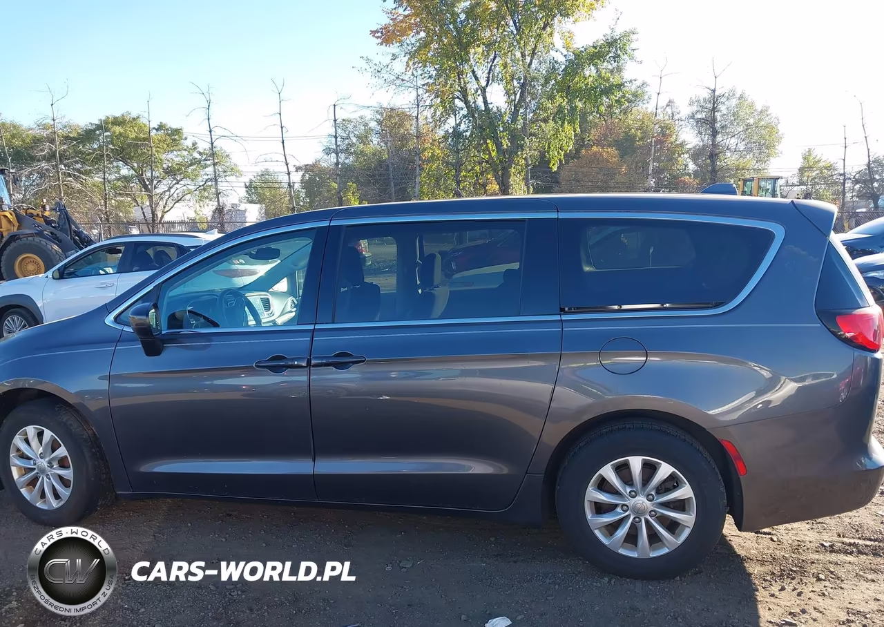 2017 Chrysler Pacifica Touring VIN:2C4RC1DG5HR578947 - 15