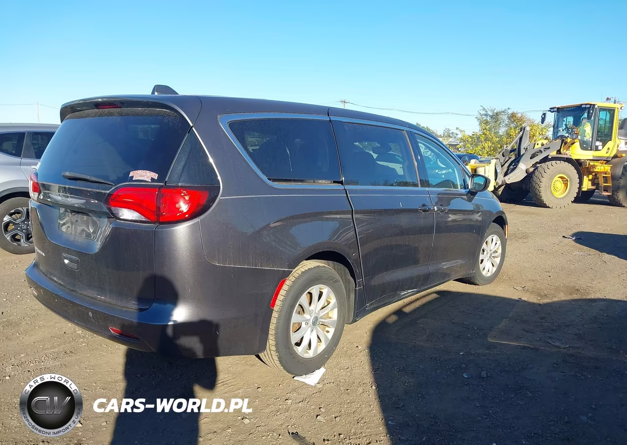 2017 Chrysler Pacifica Touring VIN:2C4RC1DG5HR578947 - 4
