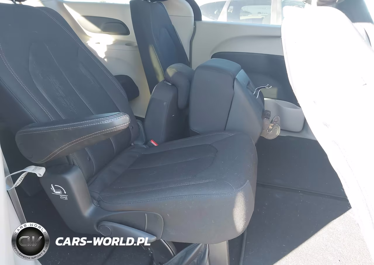 2017 Chrysler Pacifica Touring VIN:2C4RC1DG5HR578947 - 8