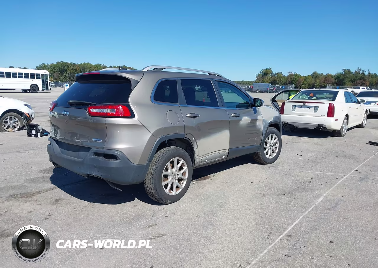 2016 Jeep Cherokee Latitude VIN:1C4PJMCB0GW241421 - 4