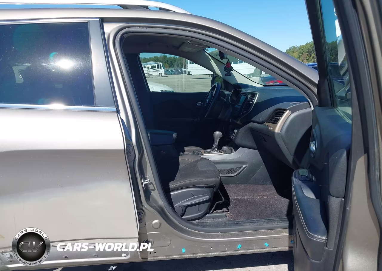 2016 Jeep Cherokee Latitude VIN:1C4PJMCB0GW241421 - 5