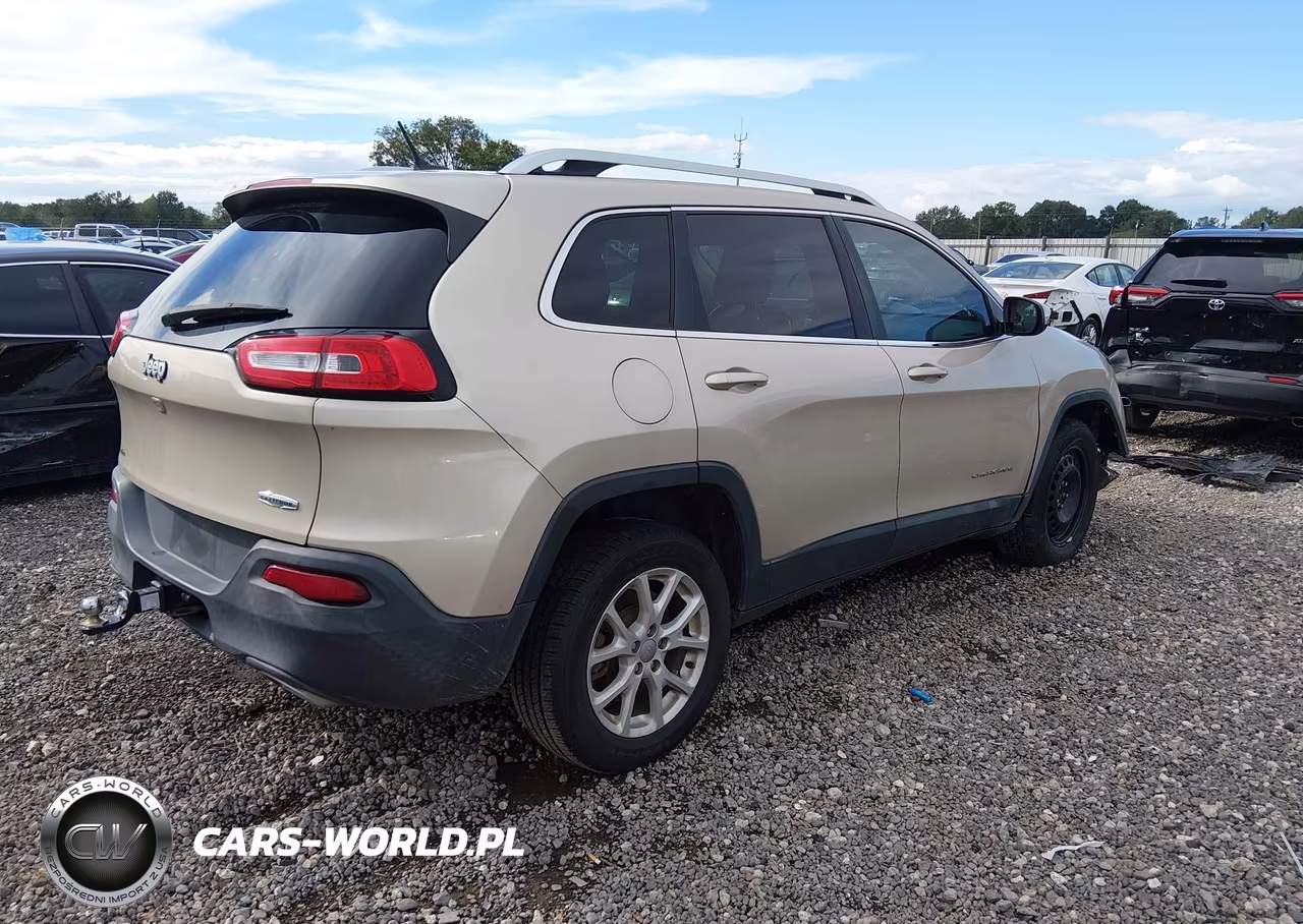 2015 Jeep Cherokee Latitude VIN:1C4PJLCS9FW579733 - 4