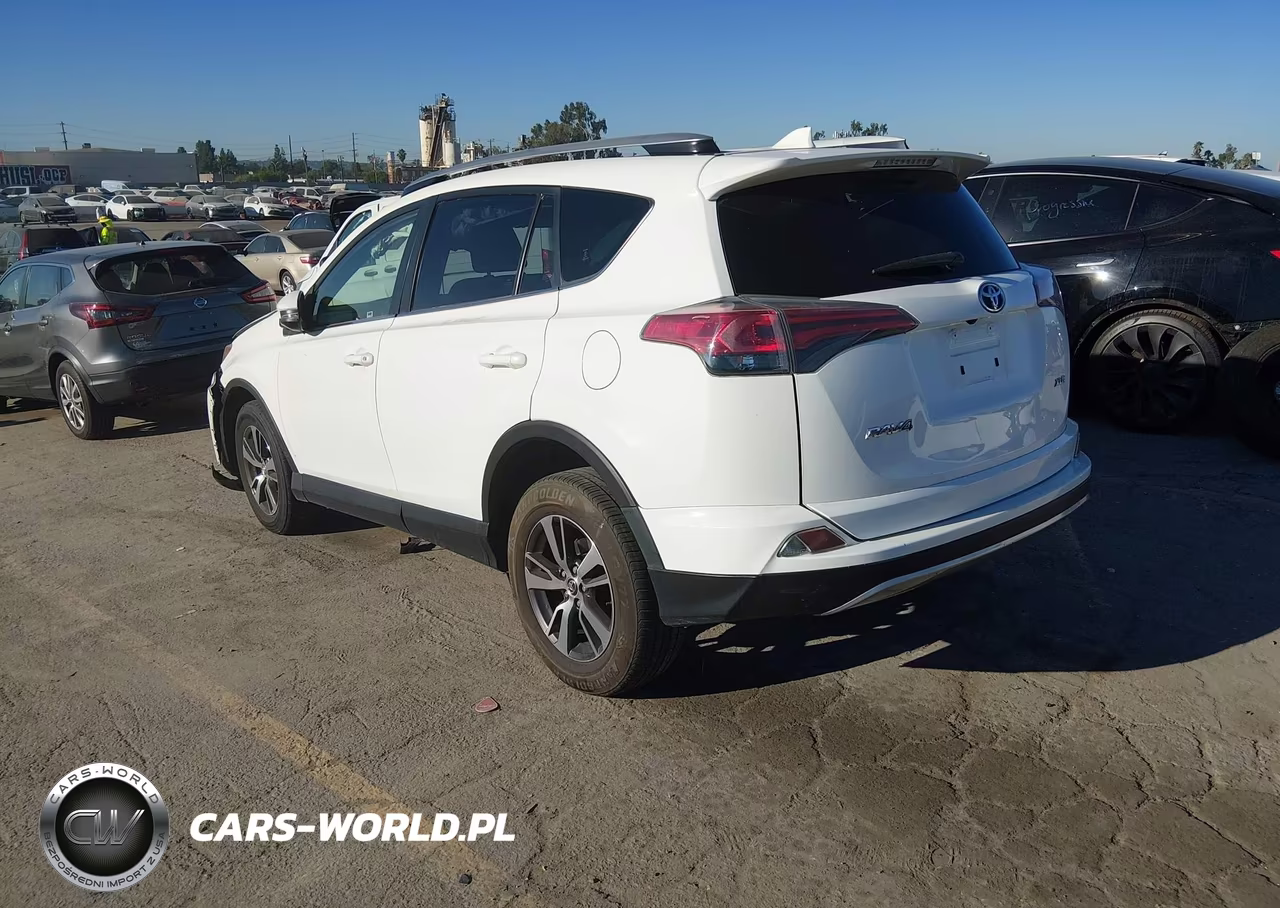 2018 Toyota Rav4 Xle VIN:JTMWFREVXJJ732049 - 3