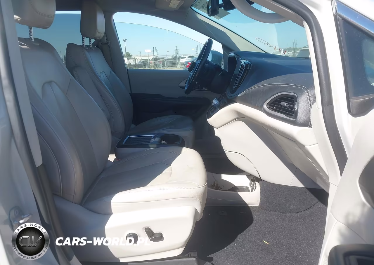 2021 Chrysler Pacifica Hybrid Touring L VIN:2C4RC1L73MR590087 - 5