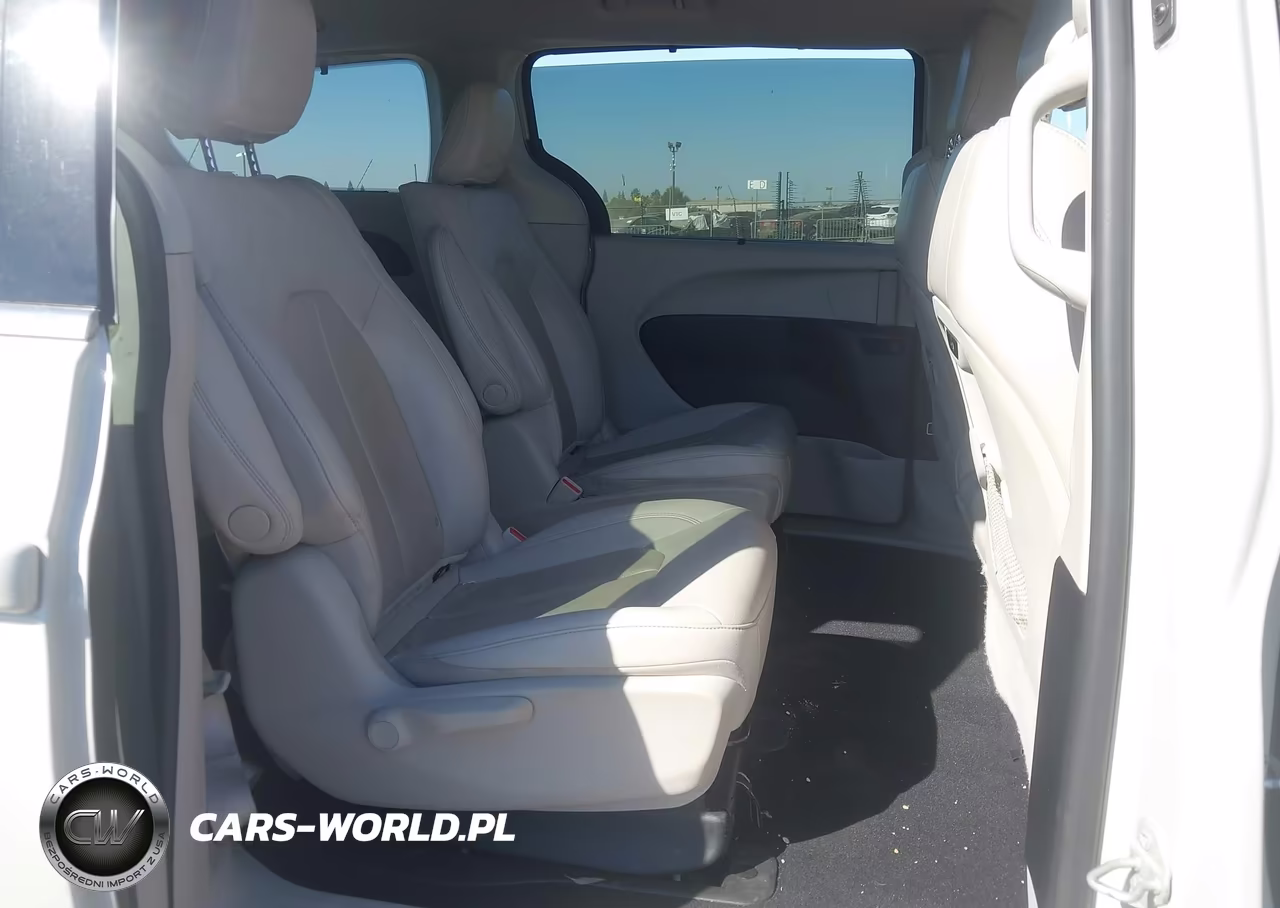 2021 Chrysler Pacifica Hybrid Touring L VIN:2C4RC1L73MR590087 - 8