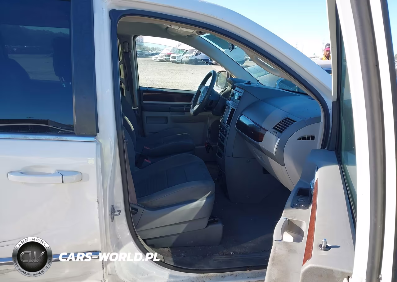 2010 Chrysler Town & Country Touring VIN:2A4RR5D15AR289164 - 5