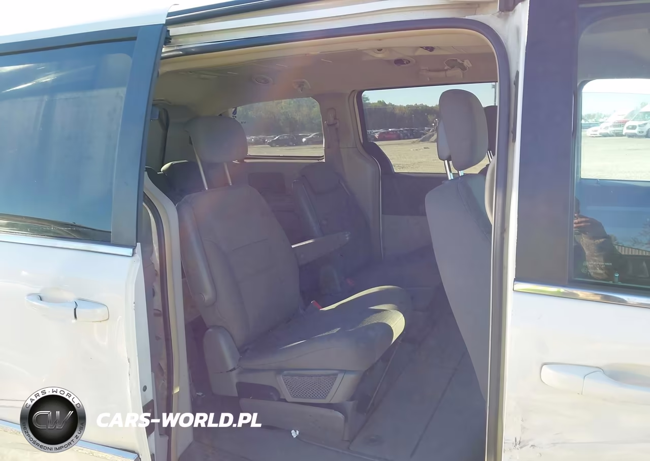 2010 Chrysler Town & Country Touring VIN:2A4RR5D15AR289164 - 8