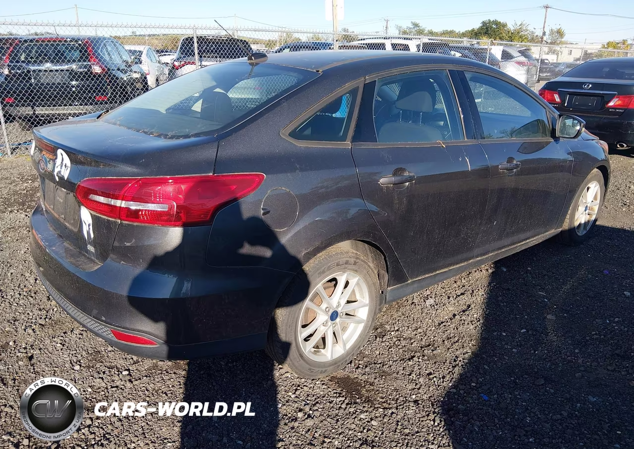 2017 Ford Focus Se VIN:1FADP3F2XHL326508 - 4