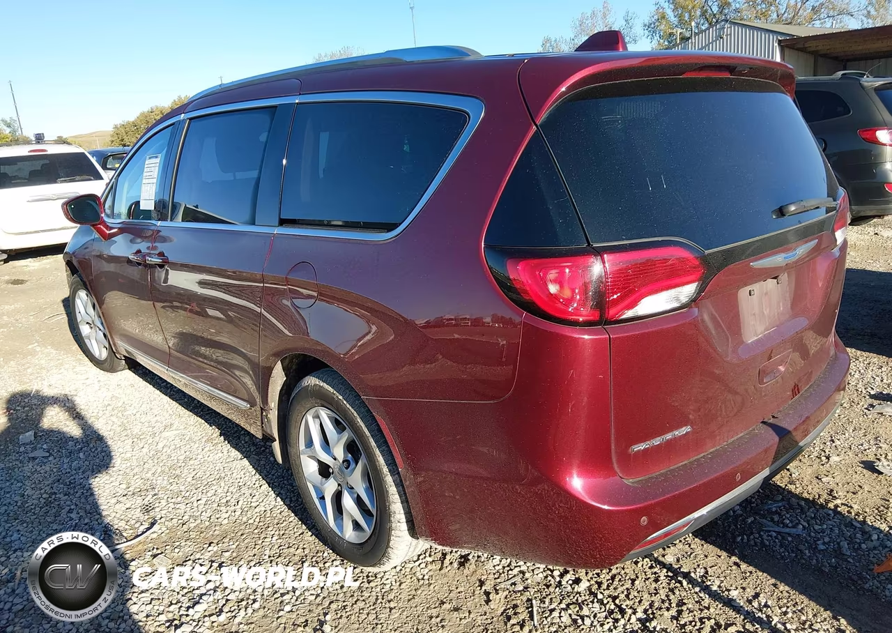 2018 Chrysler Pacifica Touring L VIN:2C4RC1BG3JR104407 - 3