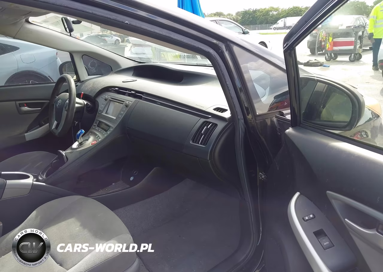 2014 Toyota Prius Two VIN:JTDKN3DU8E0361590 - 5