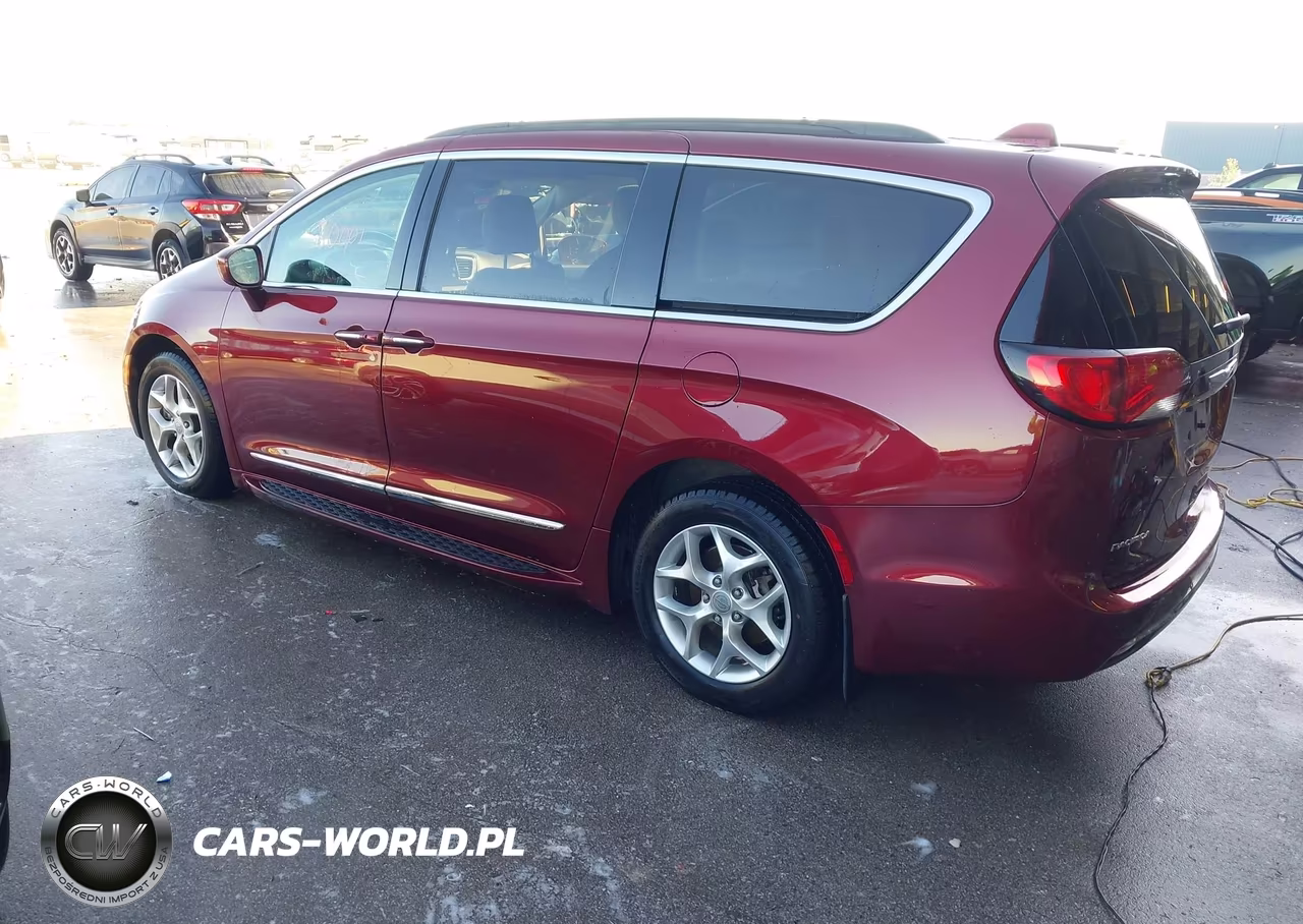 2017 Chrysler Pacifica Touring-L VIN:2C4RC1BG7HR757994 - 3