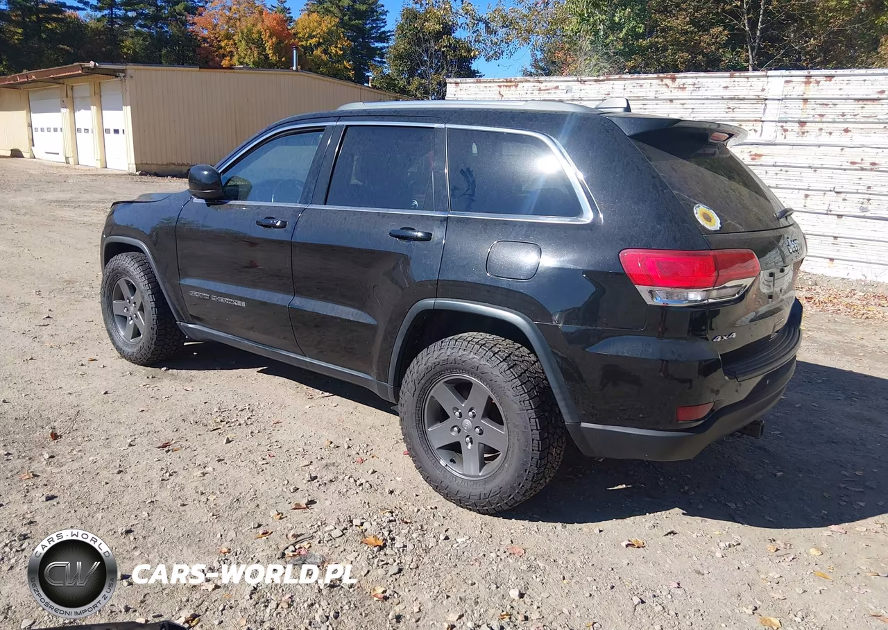2018 Jeep Grand Cherokee Laredo E 4X4 VIN:1C4RJFAGXJC484729 - 3