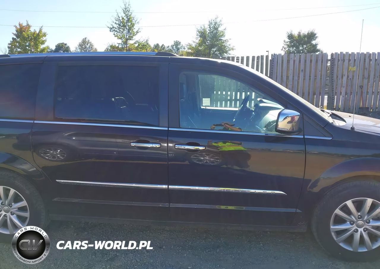 2015 Chrysler Town & Country Limited Platinum VIN:2C4RC1GG4FR742343 - 13