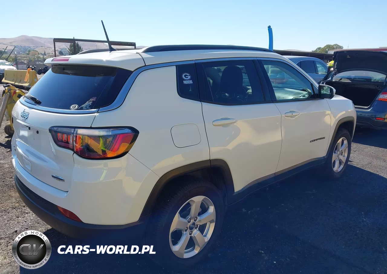 2018 Jeep Compass Latitude 4X4 VIN:3C4NJDBB7JT152936 - 4