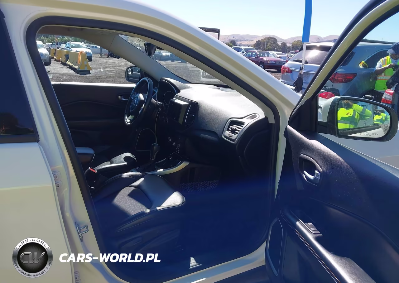 2018 Jeep Compass Latitude 4X4 VIN:3C4NJDBB7JT152936 - 5