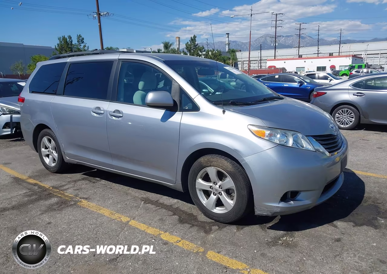2011 Toyota Sienna Le V6 – zdjęcie 1 z 17