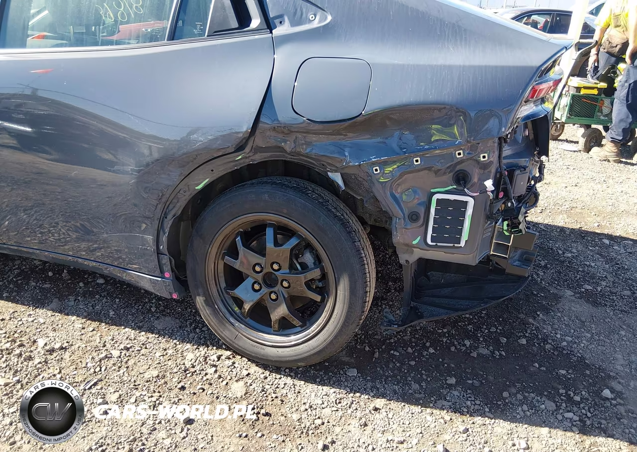 2024 Toyota Prius Le VIN:JTDACAAUXR3037930 - 6