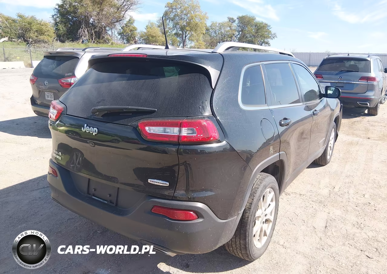 2016 Jeep Cherokee Latitude VIN:1C4PJMCS4GW131682 - 4