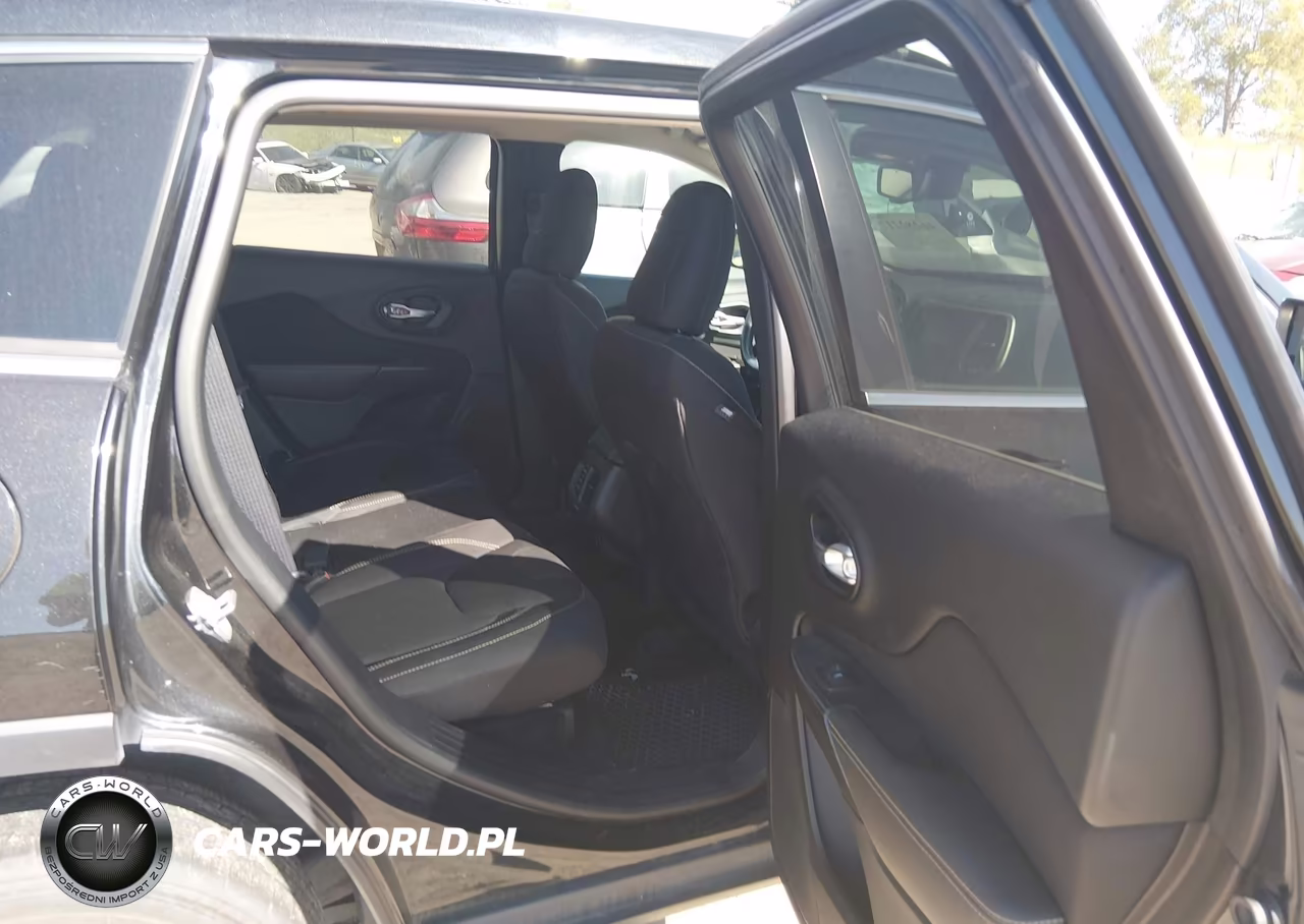 2016 Jeep Cherokee Latitude VIN:1C4PJMCS4GW131682 - 8