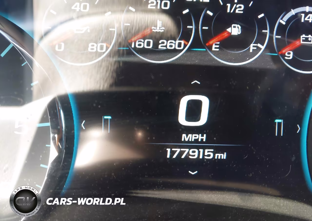 2018 Chevrolet Suburban Premier VIN:1GNSKJKC9JR181278 - 16