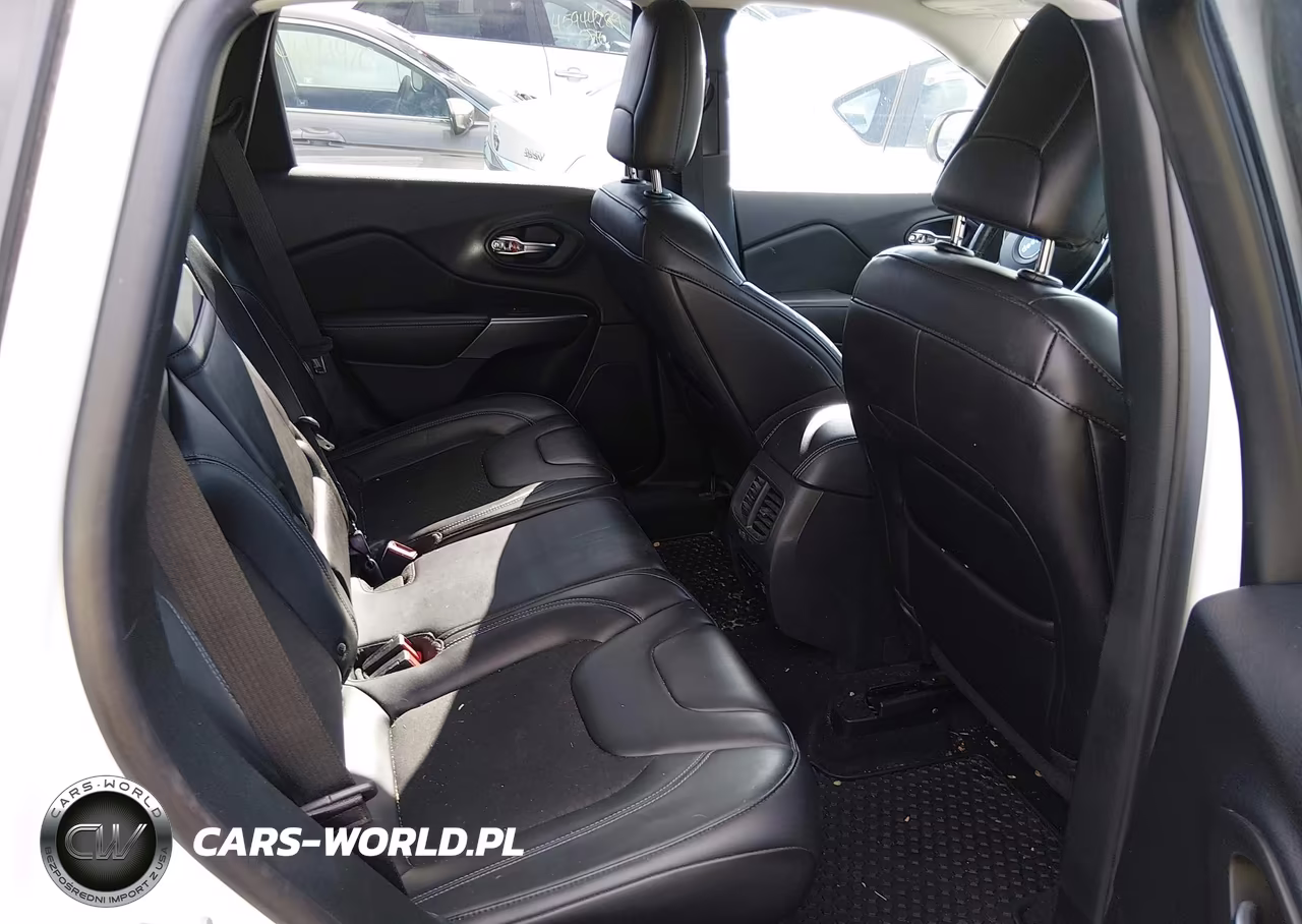 2019 Jeep Cherokee Latitude Plus 4X4 VIN:1C4PJMLX5KD267433 - 8