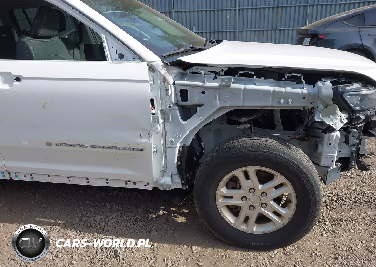 2023 Jeep Grand Cherokee Laredo 4X4 VIN:1C4RJHAG6PC549399 - 18
