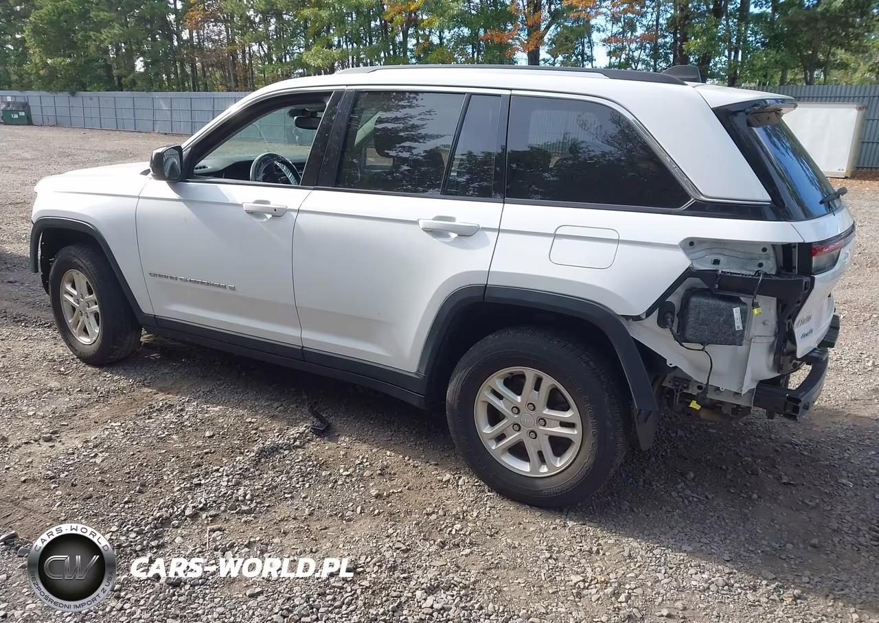 2023 Jeep Grand Cherokee Laredo 4X4 VIN:1C4RJHAG6PC549399 - 3