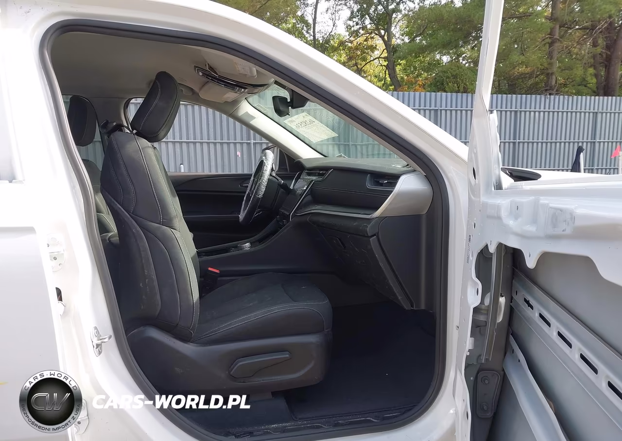 2023 Jeep Grand Cherokee Laredo 4X4 VIN:1C4RJHAG6PC549399 - 5