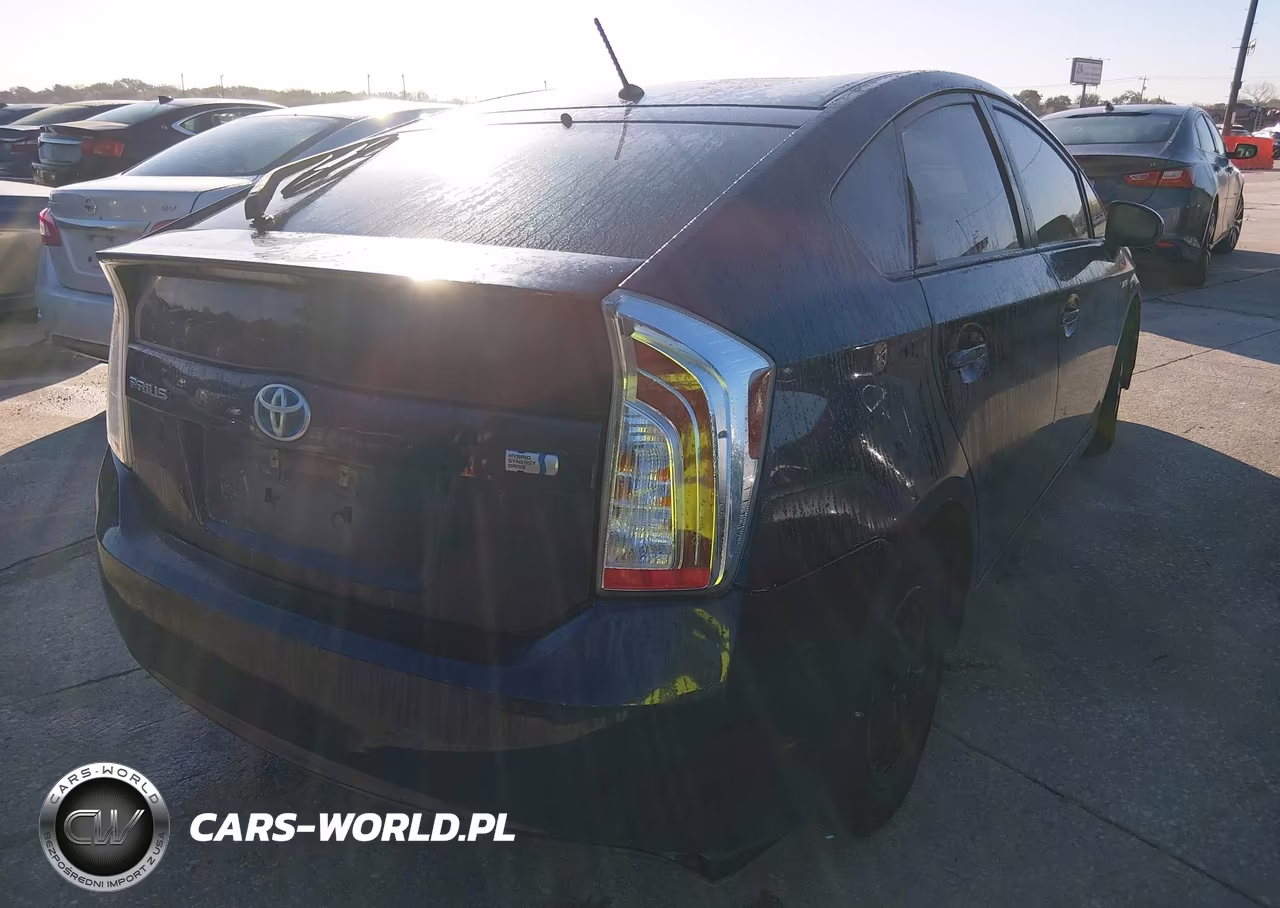 2015 Toyota Prius Two VIN:JTDKN3DU8F1954572 - 4
