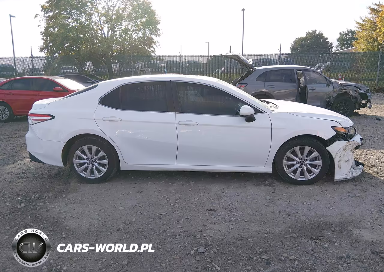 2018 Toyota Camry Le VIN:4T1B11HKXJU540429 - 13