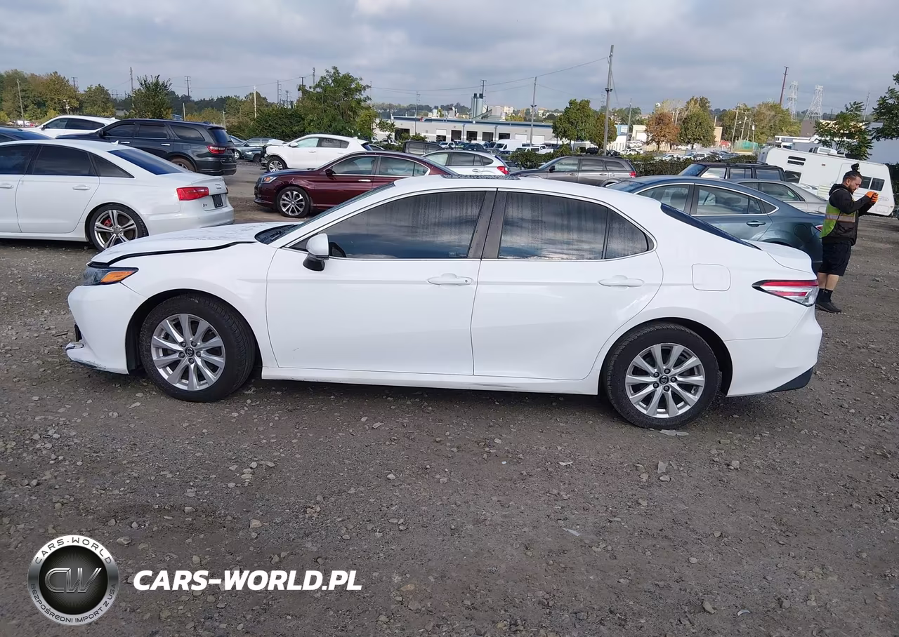 2018 Toyota Camry Le VIN:4T1B11HKXJU540429 - 14