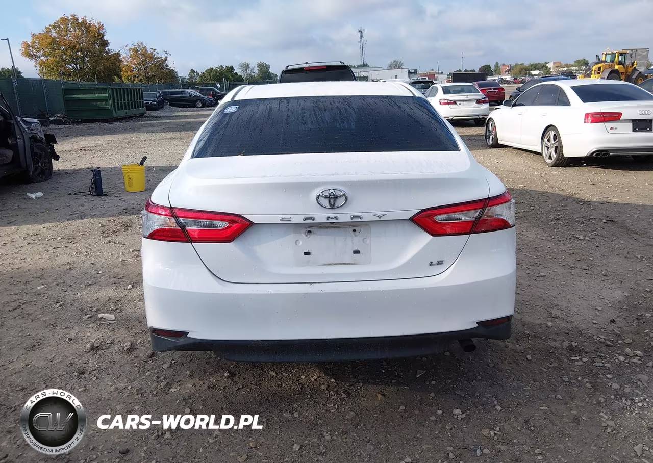 2018 Toyota Camry Le VIN:4T1B11HKXJU540429 - 16