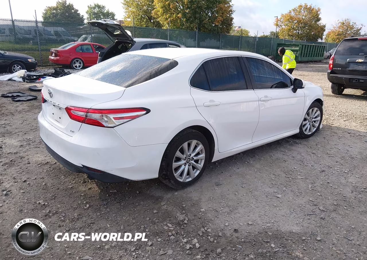 2018 Toyota Camry Le VIN:4T1B11HKXJU540429 - 4