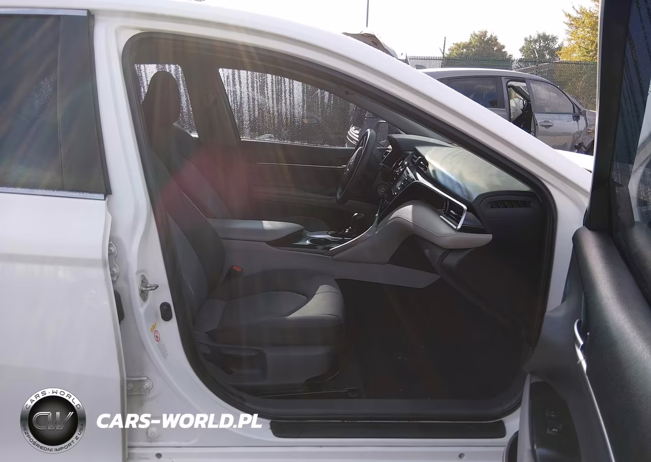 2018 Toyota Camry Le VIN:4T1B11HKXJU540429 - 5