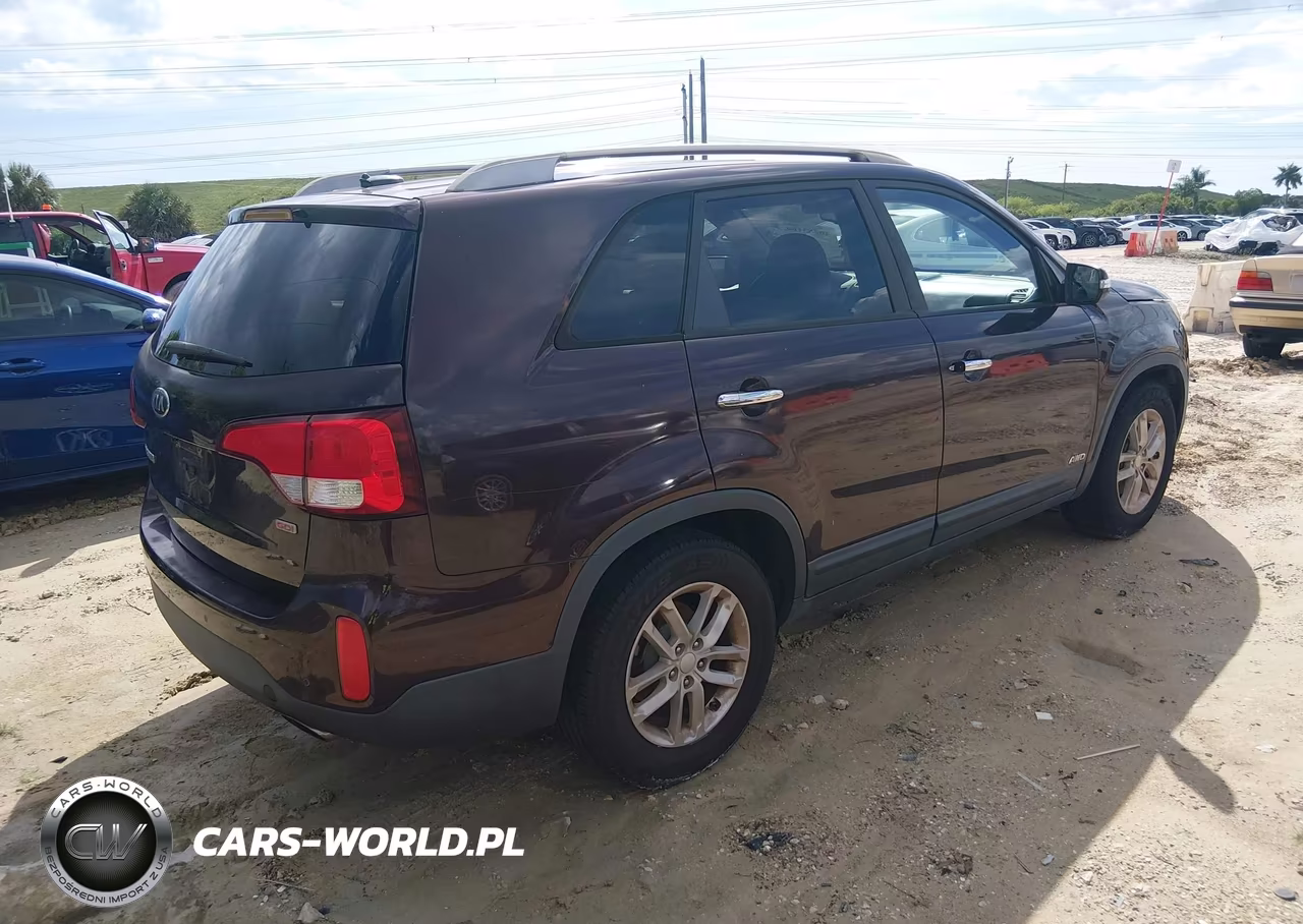 2015 Kia Sorento Lx VIN:5XYKTCA60FG586240 - 4