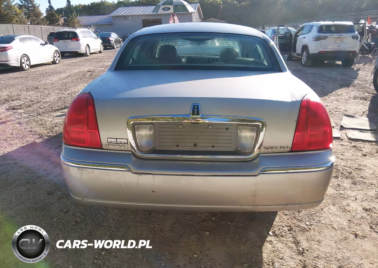 2009 Lincoln Town Car Signature Limited VIN:2LNHM82V59X605902 - 16