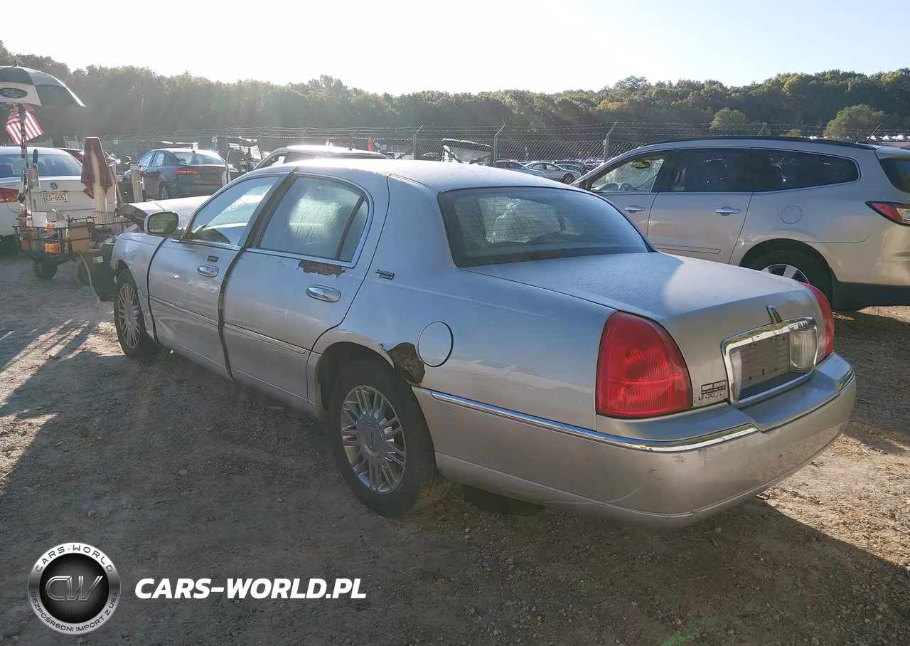 2009 Lincoln Town Car Signature Limited VIN:2LNHM82V59X605902 - 3