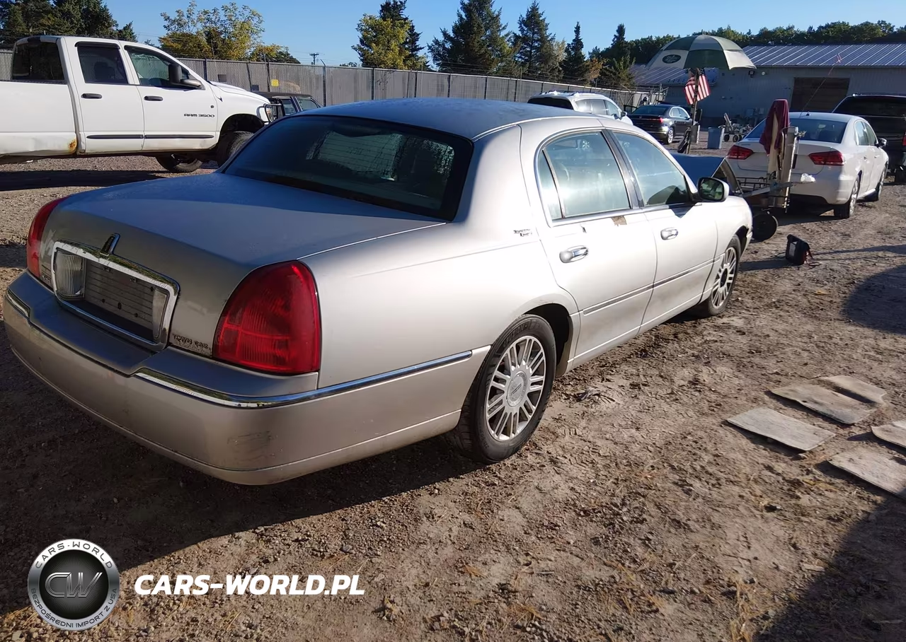 2009 Lincoln Town Car Signature Limited VIN:2LNHM82V59X605902 - 4