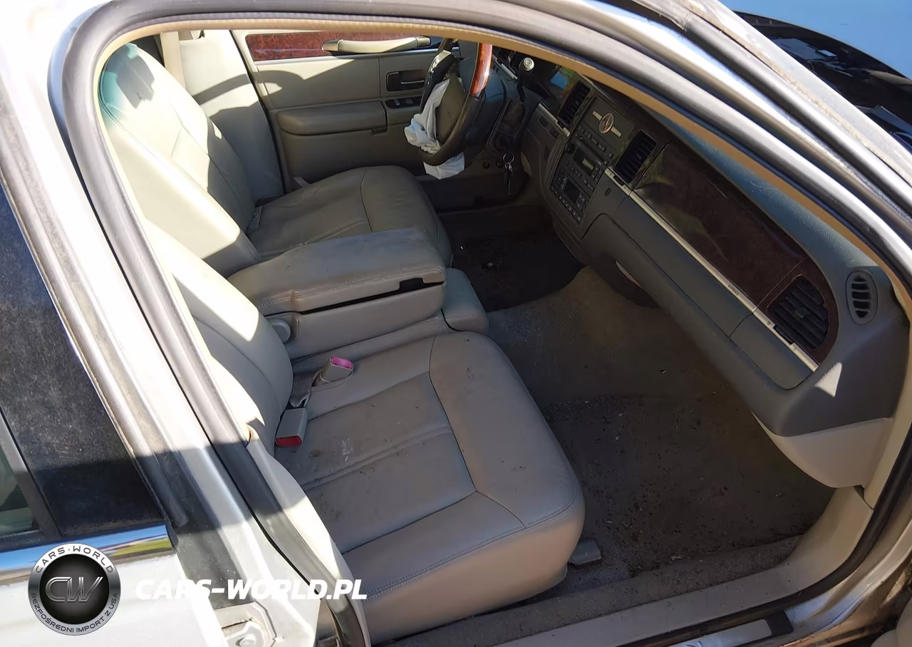 2009 Lincoln Town Car Signature Limited VIN:2LNHM82V59X605902 - 5