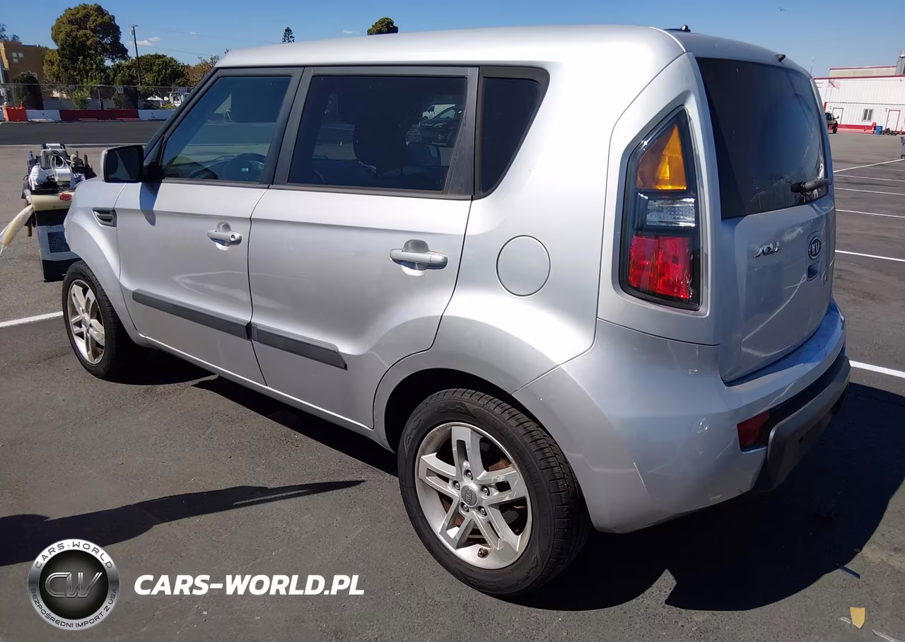 2011 Kia Soul + VIN:KNDJT2A29B7300640 - 3