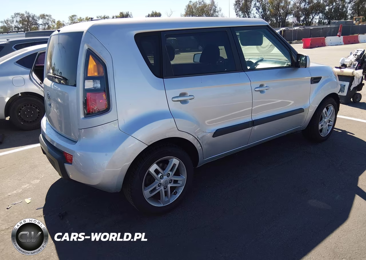 2011 Kia Soul + VIN:KNDJT2A29B7300640 - 4