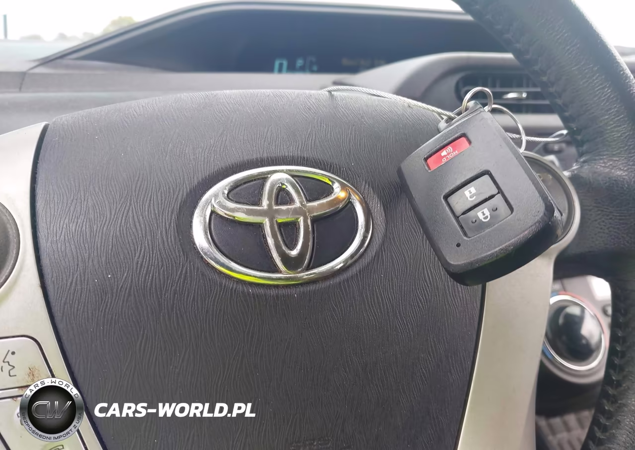 2014 Toyota Prius C Four VIN:JTDKDTB37E1063734 - 11