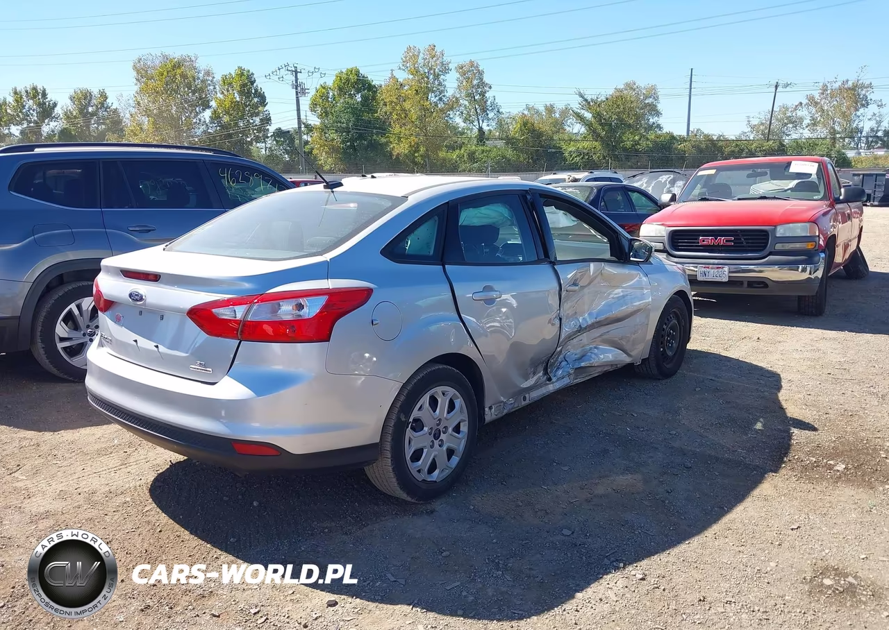 2012 Ford Focus Se VIN:1FAHP3F23CL396054 - 4